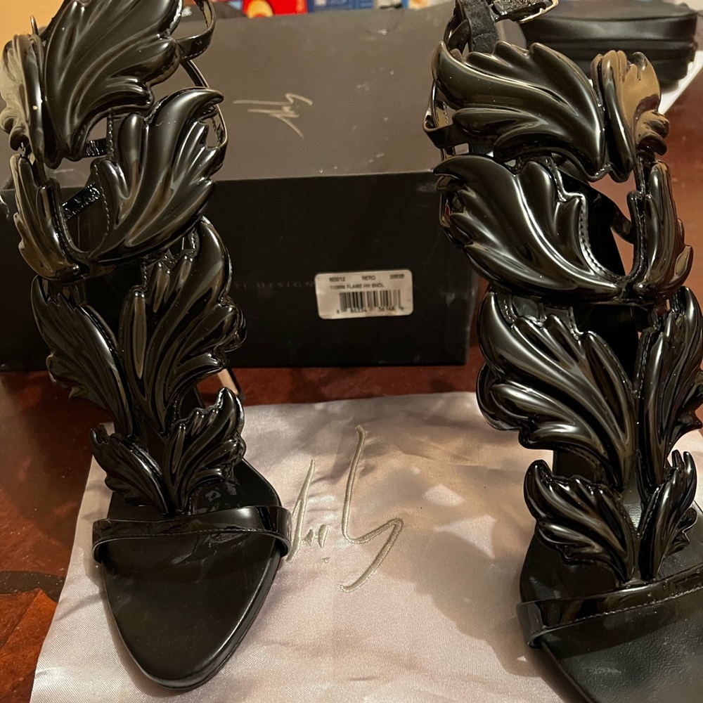 Black Gissuppe heels
